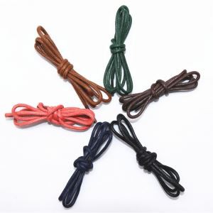 带有塑料尖的蜡鞋鞋